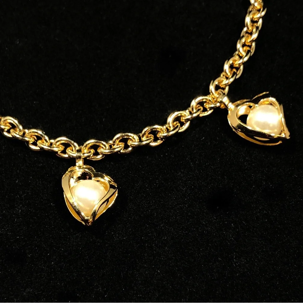 BRACELET - GOLD-TONE CHAIN WITH 5 HEARTS EACH HOLDING A FAUX PEARL - Picture 6 of 10